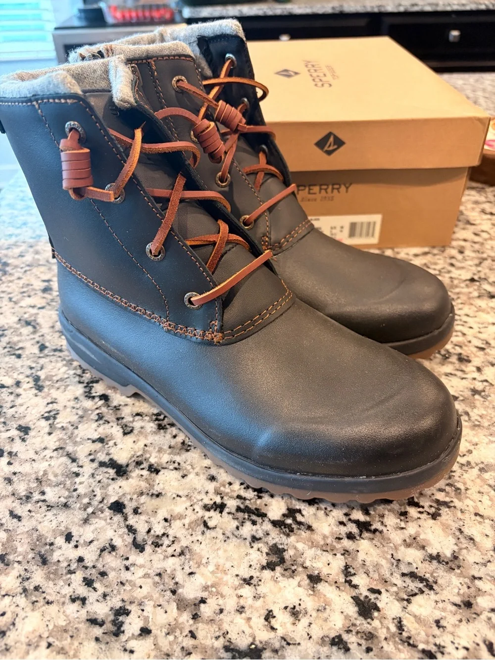 NWT Women’s 8.5 Sperry Black Winter Lace-Up Boots
